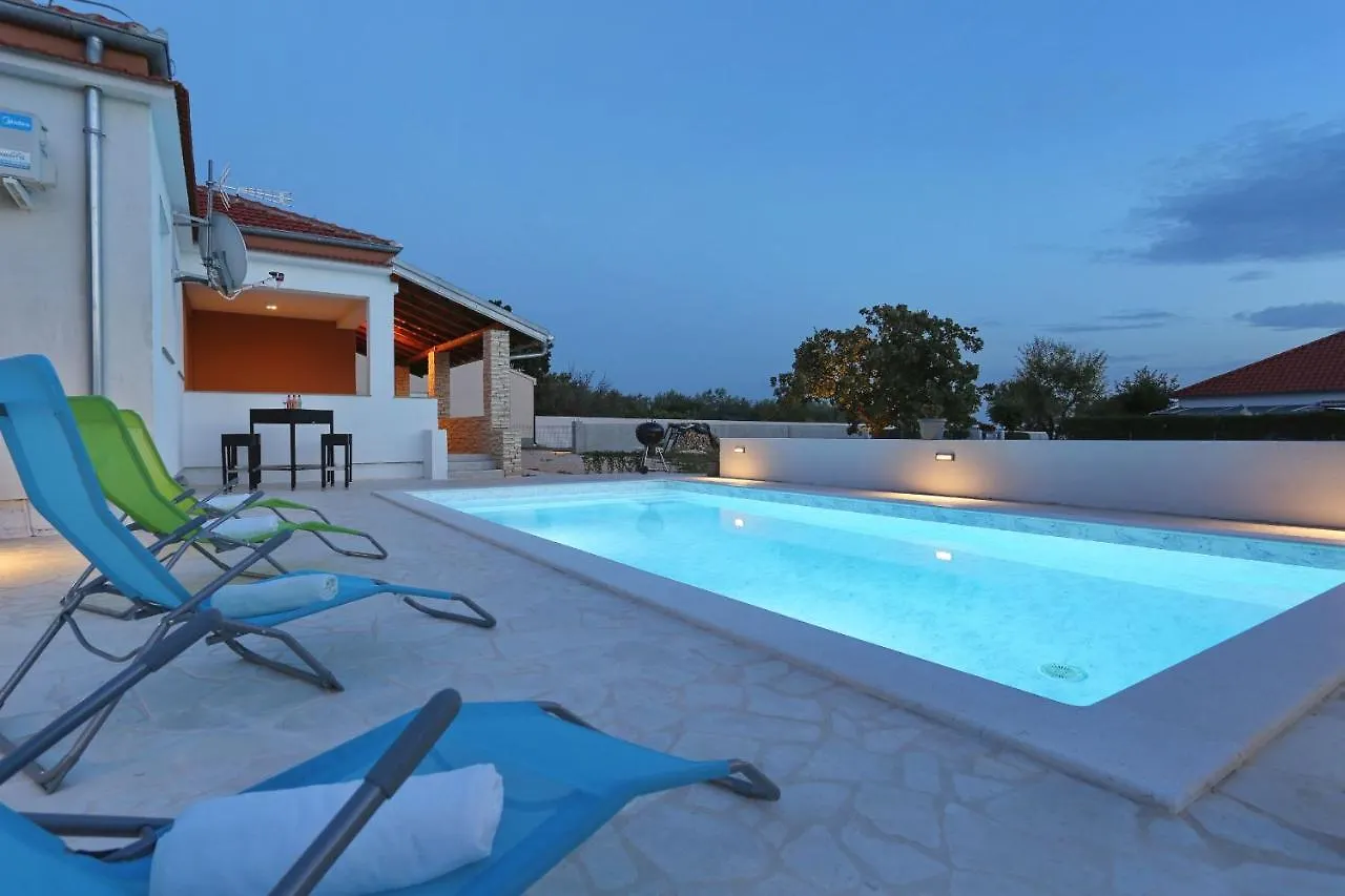 Holidayhouse Alirio With Heated Pool. Vrsi 0*,