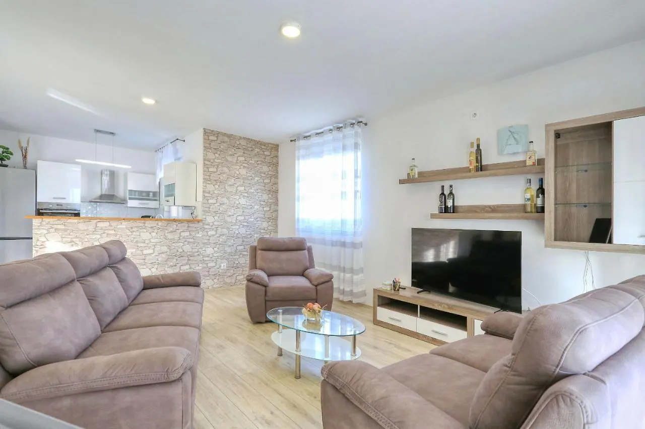 Holidayhouse Alirio With Heated Pool. Vrsi Villa