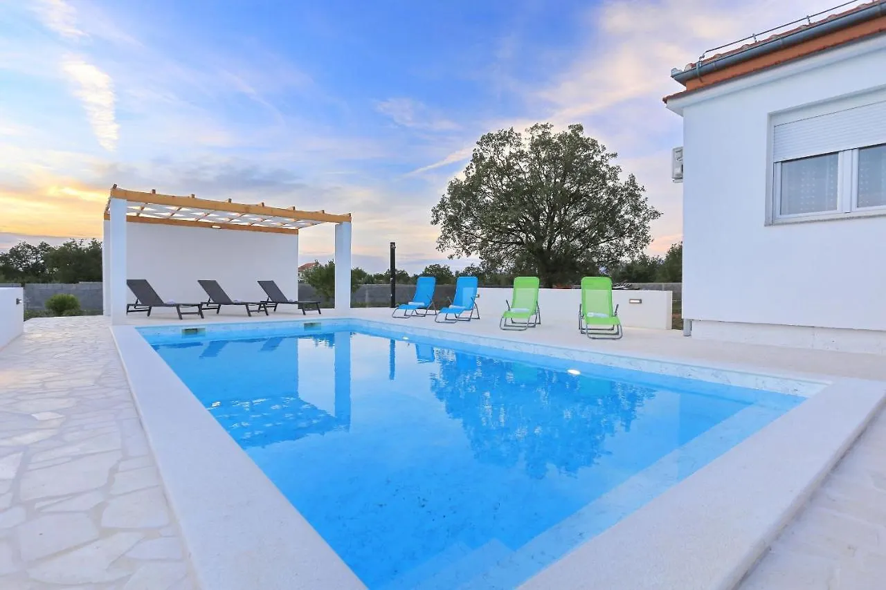 Holidayhouse Alirio With Heated Pool. Vrsi 0*,