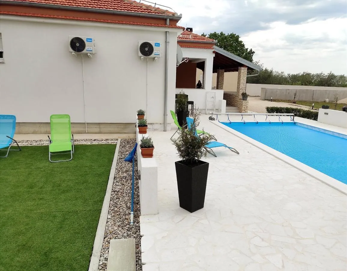 Villa Holidayhouse Alirio With Heated Pool. Vrsi