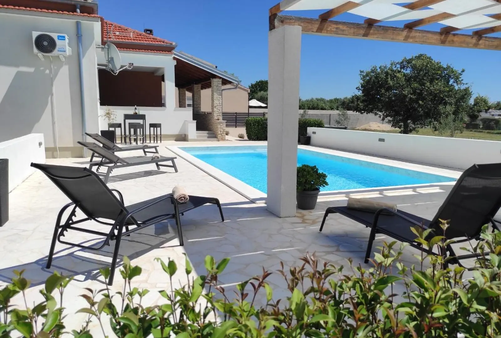 Holidayhouse Alirio With Heated Pool. Vrsi Croatia